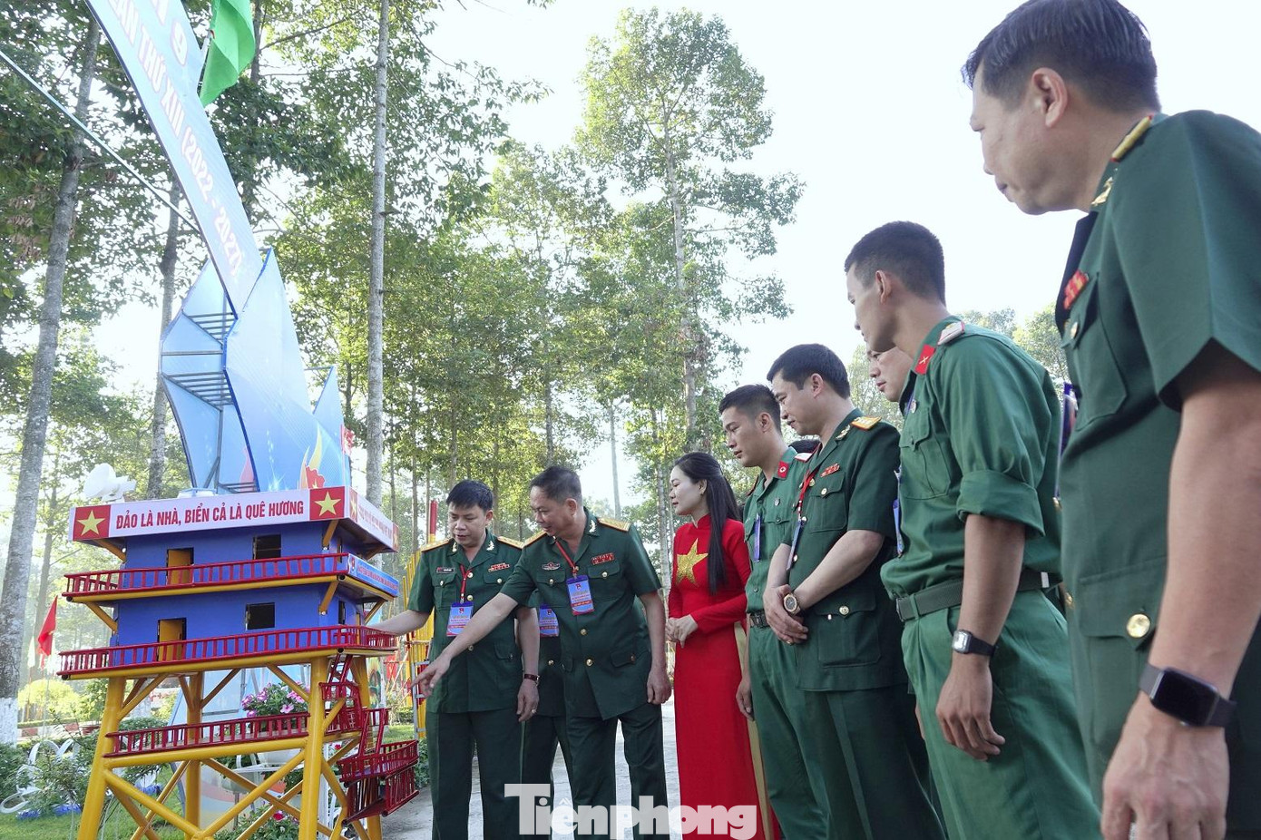 Các đại biểu tham quan mô hình nhà giàn DK1 do ĐVTN Sư đoàn 9 thực hiện Các đại biểu tham quan mô hình nhà giàn DK1 do ĐVTN Sư đoàn 9 thực hiện