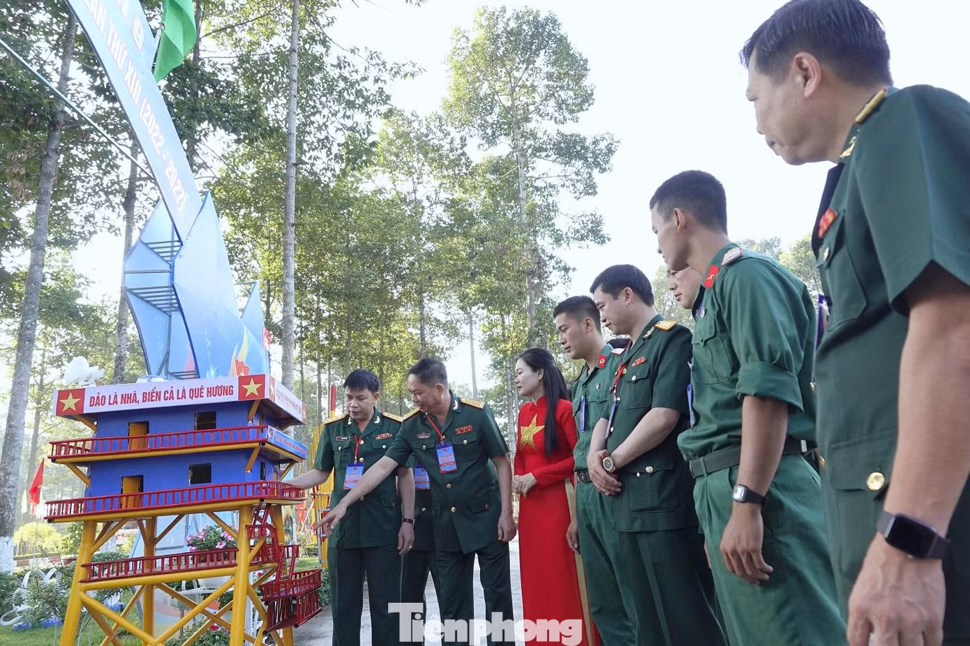 Các đại biểu tham quan mô hình nhà giàn DK1 do ĐVTN Sư đoàn 9 thực hiện Các đại biểu tham quan mô hình nhà giàn DK1 do ĐVTN Sư đoàn 9 thực hiện