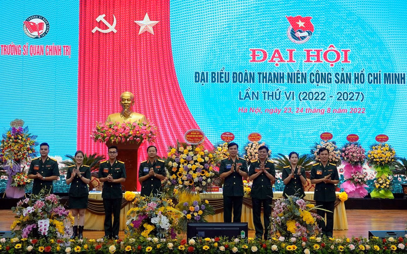 Đảng ủy, Ban Giám hiệu Trường SQCT tặng hoa chúc mừng ĐH Đảng ủy, Ban Giám hiệu Trường SQCT tặng hoa chúc mừng ĐH