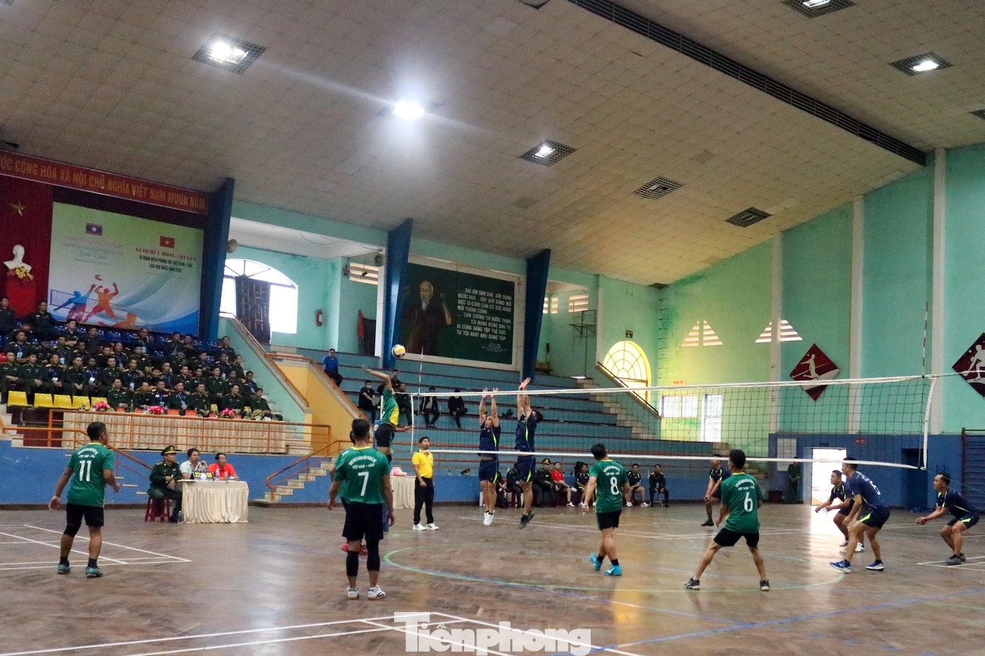 Sĩ quan Biên phòng trẻ Việt Nam và Lào thi đấu bóng chuyền tại nhà thi đấu Đại học Huế, chiều 8/11. Ảnh: Võ Tiến