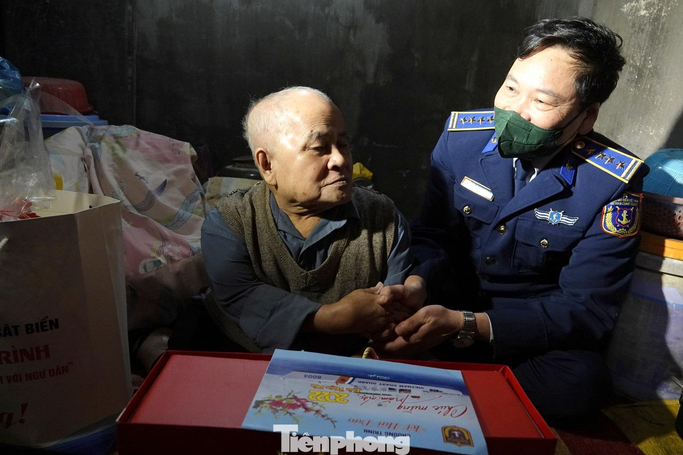 Đại tá Trần Văn Xuân tới thăm hỏi, tặng quà Tết cho người già bị thương tật bẩm sinh, neo đơn ở xã Quan Lạn