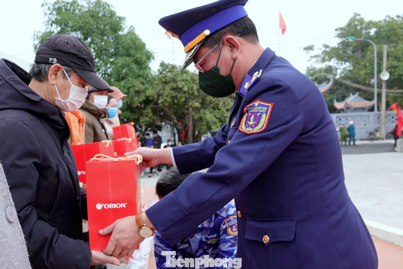 Thượng tá Lê Huy, Phó Chủ nhiệm Chính trị CSB Việt Nam trao quà cho người dân