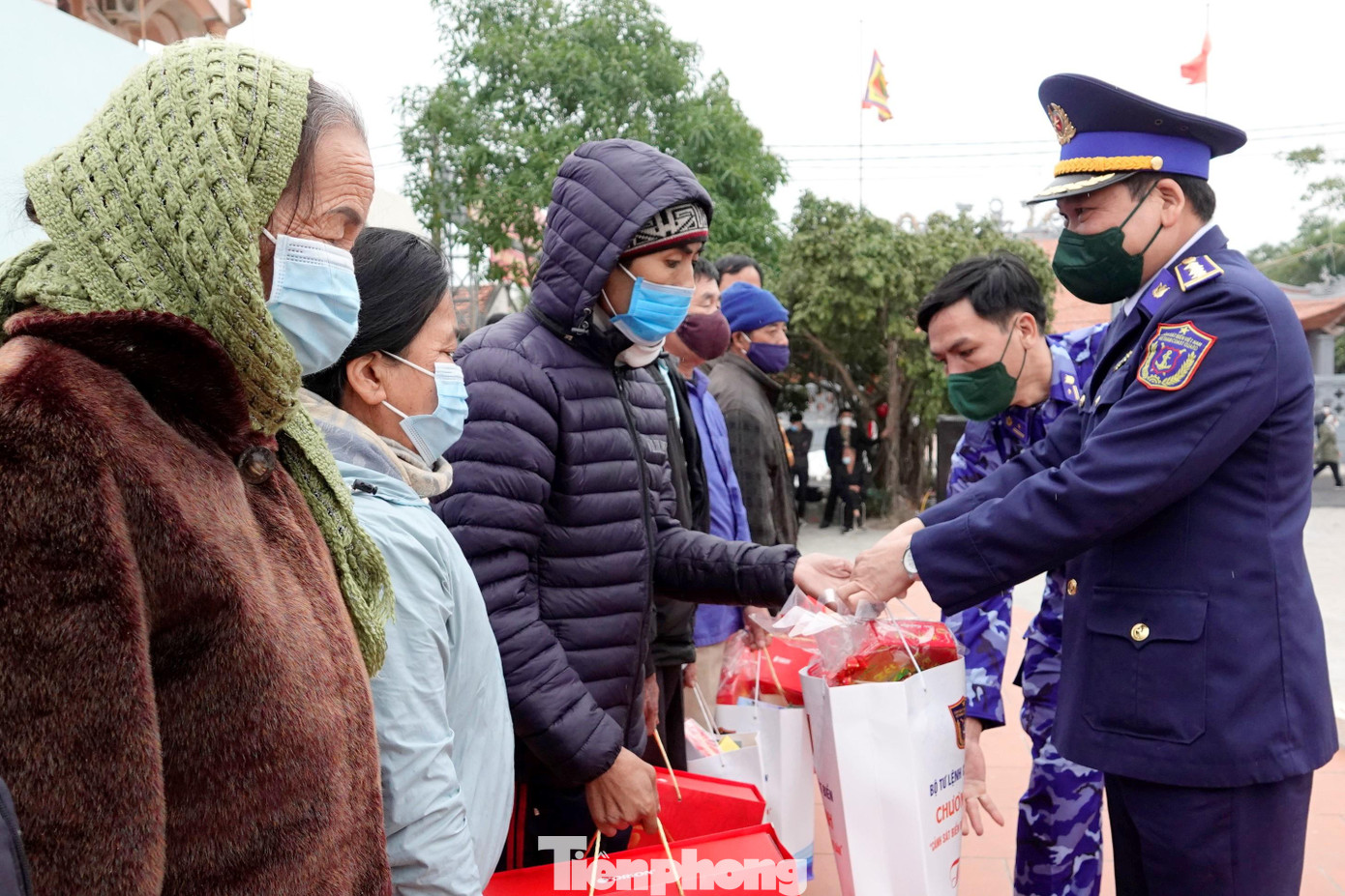 Đại tá Trần Văn Xuân, Phó Chính ủy CSB Việt Nam tặng quà cho gia đình chính sách, người nghèo ở xã đảo Quan Lạn, chiều 20/1