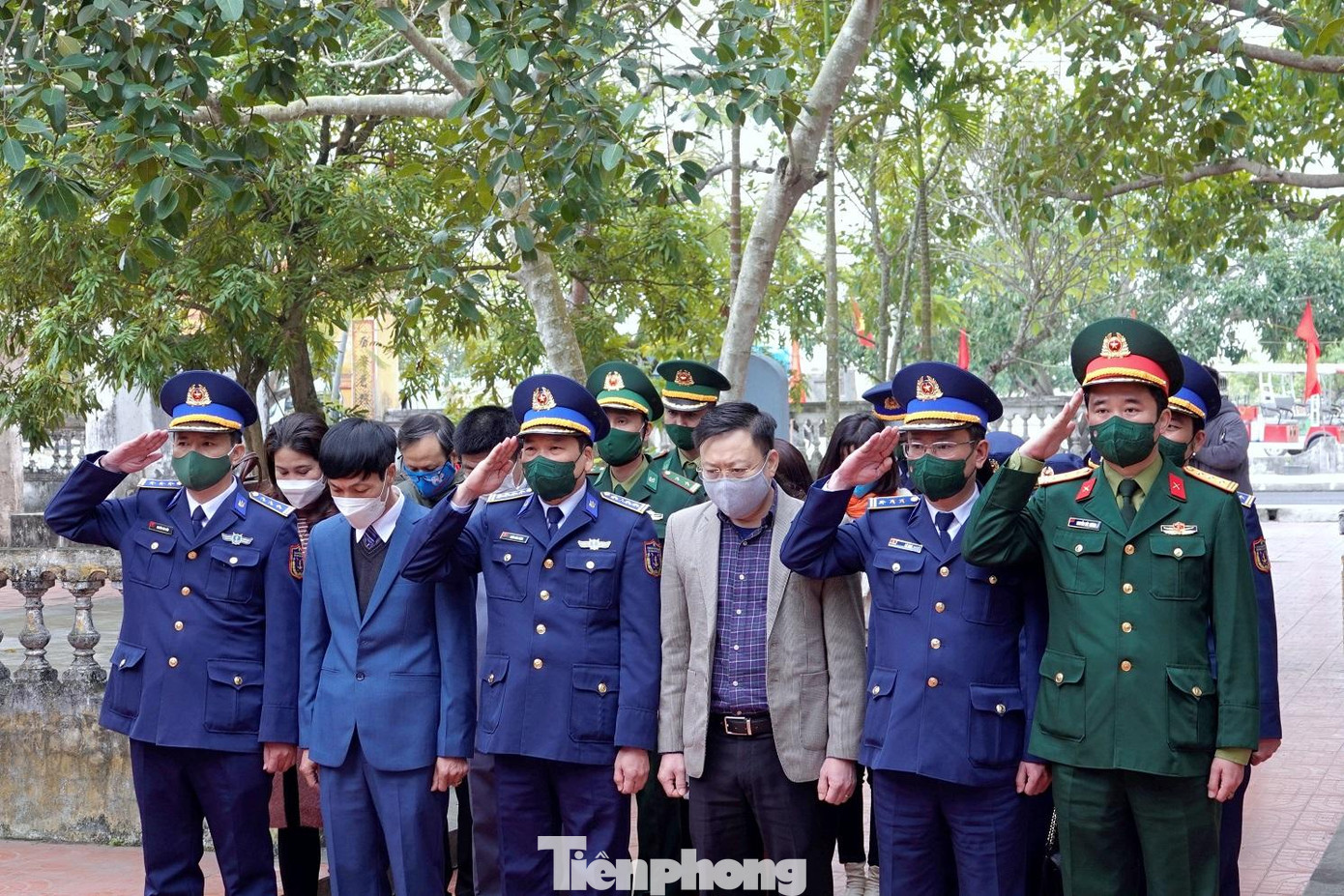 Các đại biểu dâng hương, tưởng niệm các anh hùng liệt sĩ