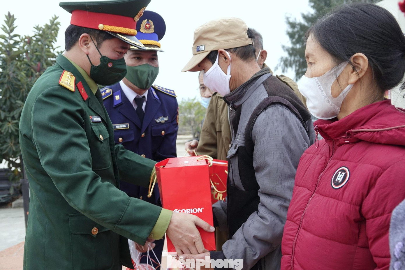 Thượng tá Nguyễn Đức Cương, Phó trưởng Ban Thanh niên Quân đội trao tặng quà cho người dân