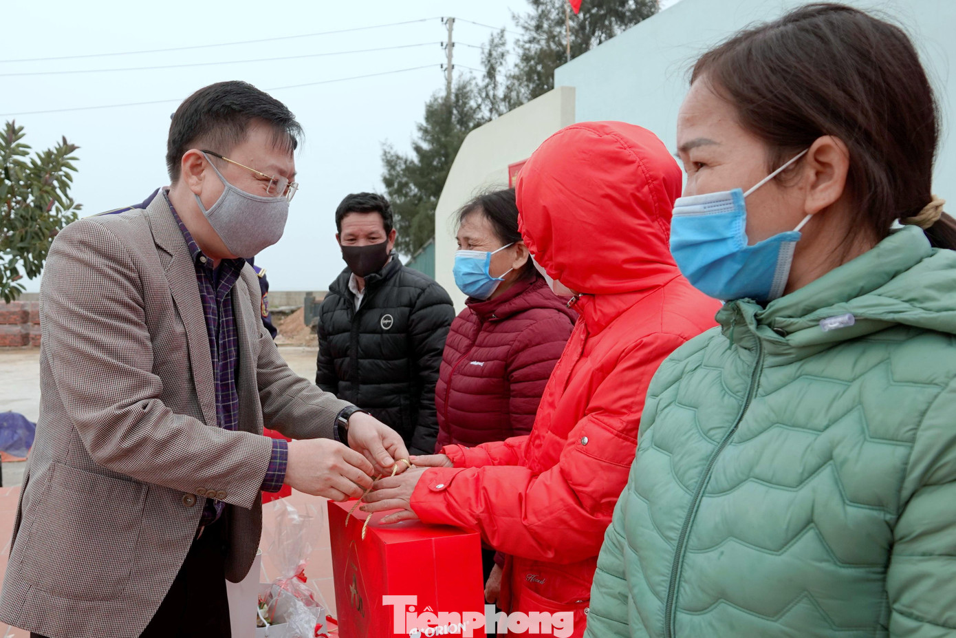Ông Nguyễn Danh Văn, Trưởng phòng Dân vận các cơ quan Nhà nước, Dân tộc và Tôn giáo (Ban Dân vận Tỉnh ủy Quảng Ninh) trao tặng quà cho người dân