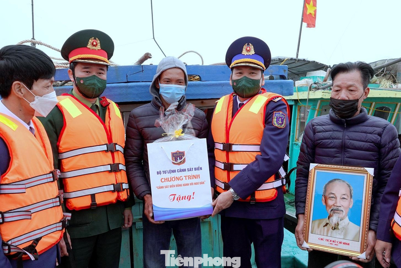 Lãnh đạo Bộ Tư lệnh Cảnh sát biển Việt Nam, Ban Thanh niên Quân đội trao tặng ảnh Bác Hồ và quà Tết cho ngư dân xã đảo Quan Lạn