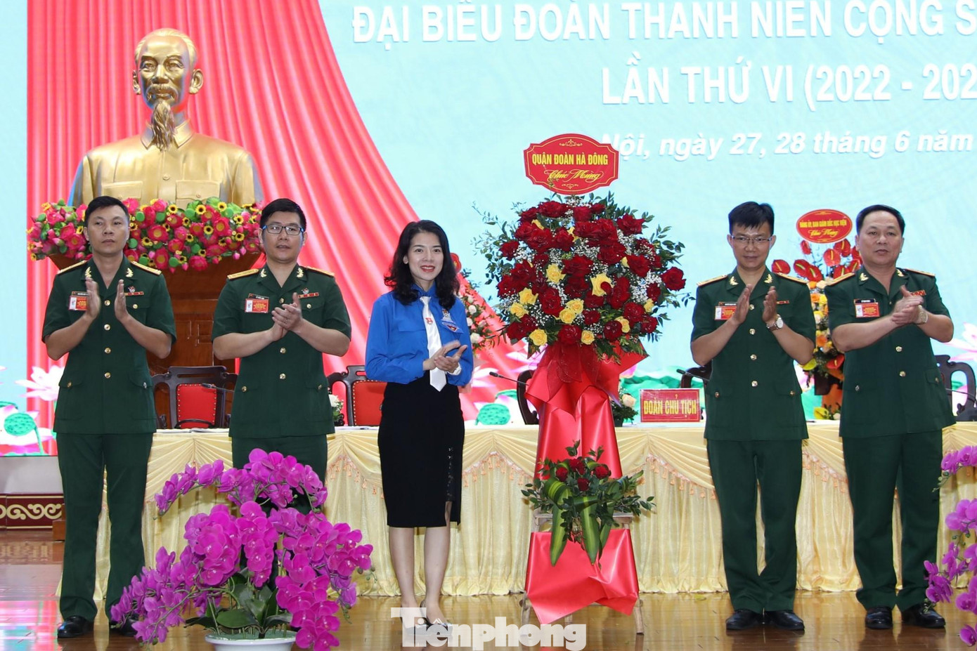 Lãnh đạo Quận Đoàn Hà Đông (Hà Nội) chúc mừng đại hội. Ảnh: Tuấn Việt Lãnh đạo Quận Đoàn Hà Đông (Hà Nội) chúc mừng đại hội. Ảnh: Tuấn Việt