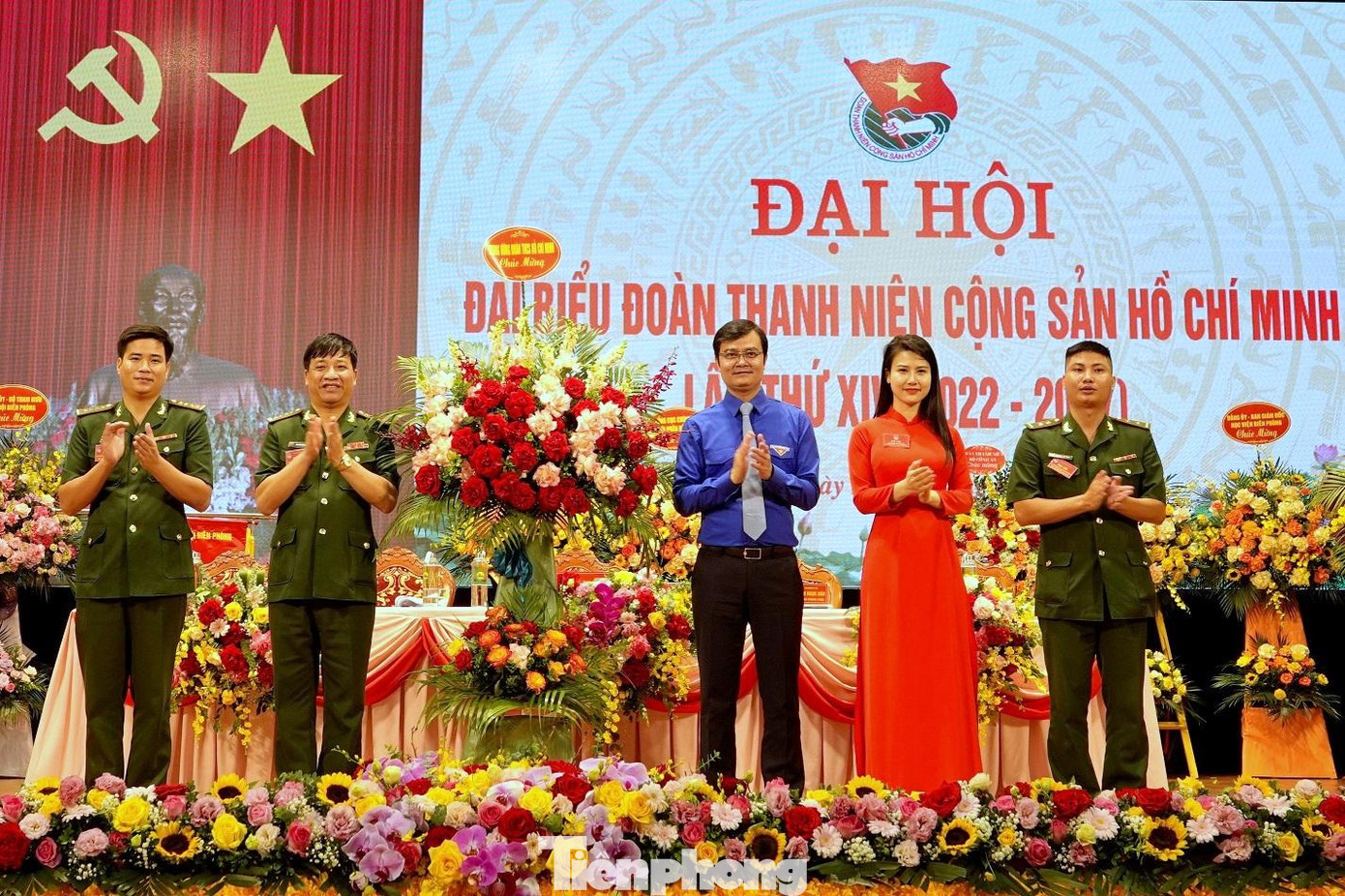 Trong 5 năm (2017-2022) tuổi trẻ BĐBP có 4 cá nhân được tôn vinh Gương mặt trẻ Việt Nam triển vọng và Gương mặt trẻ tiêu biểu toàn quân, 2 cá nhân là Gương mặt trẻ triển vọng toàn quân; hàng trăm ĐVTN được tuyên dương thanh niên tiêu biểu cấp tỉnh, thành phố. - Ảnh: Bí thư Thường trực Trung ương Đoàn Bùi Quang Huy tặng hoa chúc mừng ĐH, sáng 17/8.