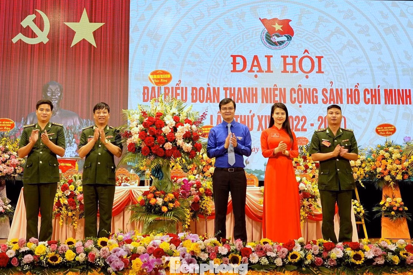 Trong 5 năm (2017-2022) tuổi trẻ BĐBP có 4 cá nhân được tôn vinh Gương mặt trẻ Việt Nam triển vọng và Gương mặt trẻ tiêu biểu toàn quân, 2 cá nhân là Gương mặt trẻ triển vọng toàn quân; hàng trăm ĐVTN được tuyên dương thanh niên tiêu biểu cấp tỉnh, thành phố. - Ảnh: Bí thư Thường trực Trung ương Đoàn Bùi Quang Huy tặng hoa chúc mừng ĐH, sáng 17/8.