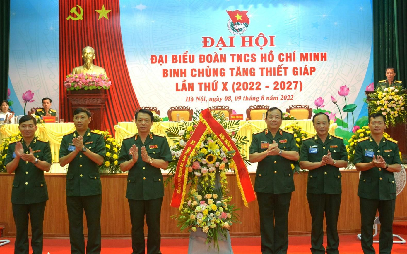 Lãnh đạo Binh chủng Tăng Thiết giáp tặng hoa chúc mừng đại hội, sáng 9/8 Lãnh đạo Binh chủng Tăng Thiết giáp tặng hoa chúc mừng đại hội, sáng 9/8