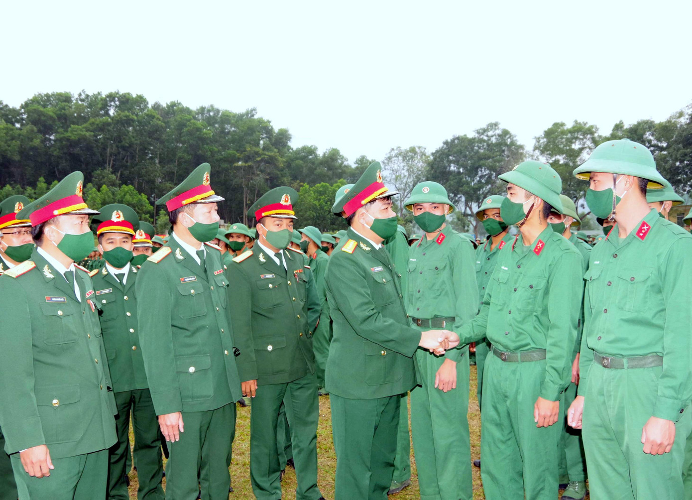 Đại tá Nguyễn Thao Trường, Phó Sư đoàn trưởng, Tham mưu trưởng Sư đoàn 324 trò chuyện, động viên chiến sĩ hoàn thành nghĩa vụ quân sự tại Trung đoàn 335 Đại tá Nguyễn Thao Trường, Phó Sư đoàn trưởng, Tham mưu trưởng Sư đoàn 324 trò chuyện, động viên chiến sĩ hoàn thành nghĩa vụ quân sự tại Trung đoàn 335