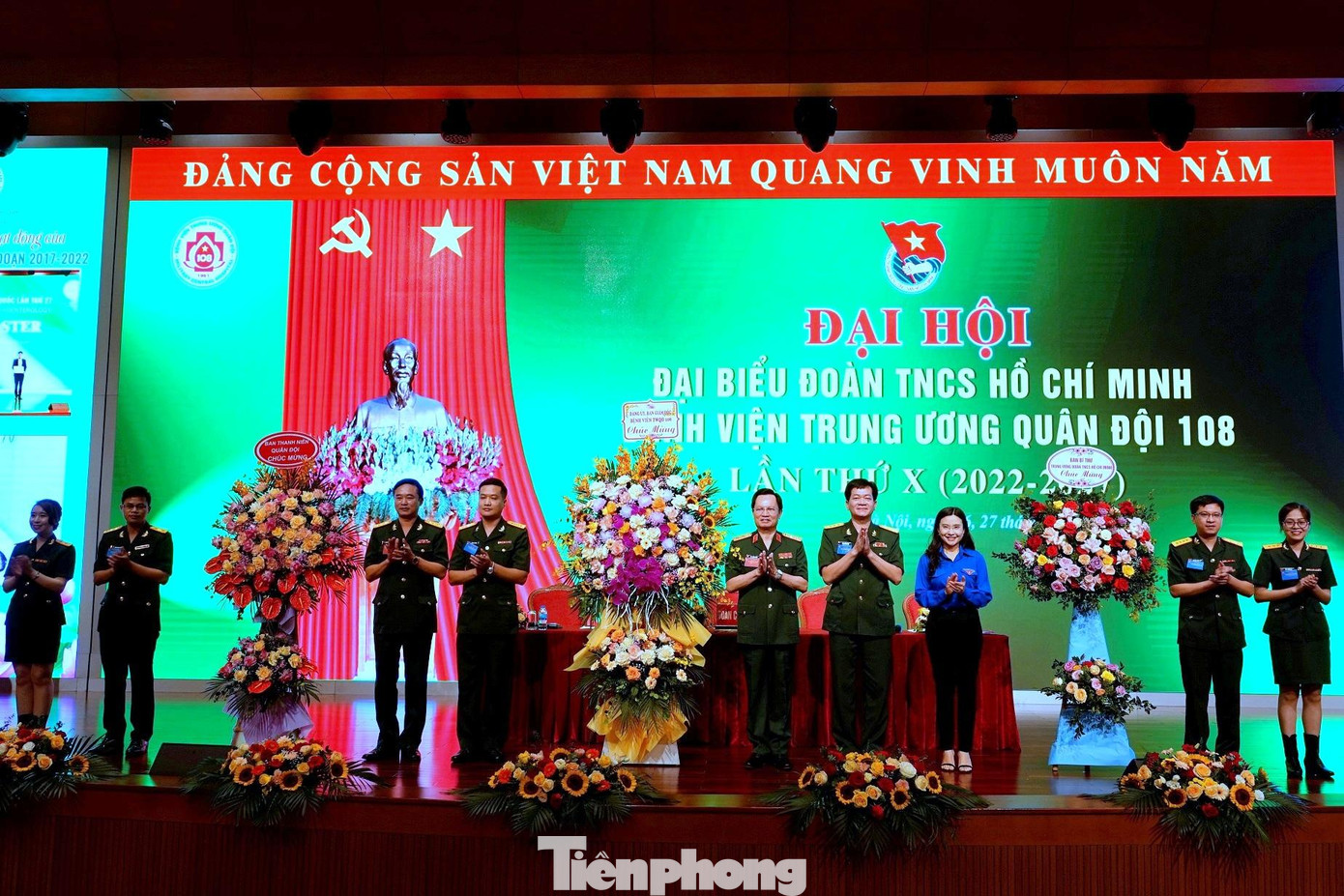 Lãnh đạo Trung ương Đoàn, Bệnh viện TƯQĐ 108 và Ban Thanh niên Quân đội tặng hoa chúc mừng ĐH, sáng 27/8