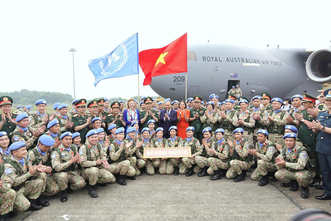 Chủ tịch nước Nguyễn Xuân Phúc, Đại tướng Phan Văn Giang và các đại biểu chụp ảnh cùng những “chiến binh” mũ nồi xanh của Đội công binh số 1 Chủ tịch nước Nguyễn Xuân Phúc, Đại tướng Phan Văn Giang và các đại biểu chụp ảnh cùng những “chiến binh” mũ nồi xanh của Đội công binh số 1