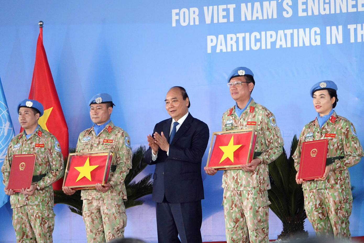 Chủ tịch nước Nguyễn Xuân Phúc trao quyết định cử đi làm nhiệm vụ và trao Quốc kỳ cho Đội công binh số 1 và Bệnh viện dã chiến cấp 2 số 4 Chủ tịch nước Nguyễn Xuân Phúc trao quyết định cử đi làm nhiệm vụ và trao Quốc kỳ cho Đội công binh số 1 và Bệnh viện dã chiến cấp 2 số 4