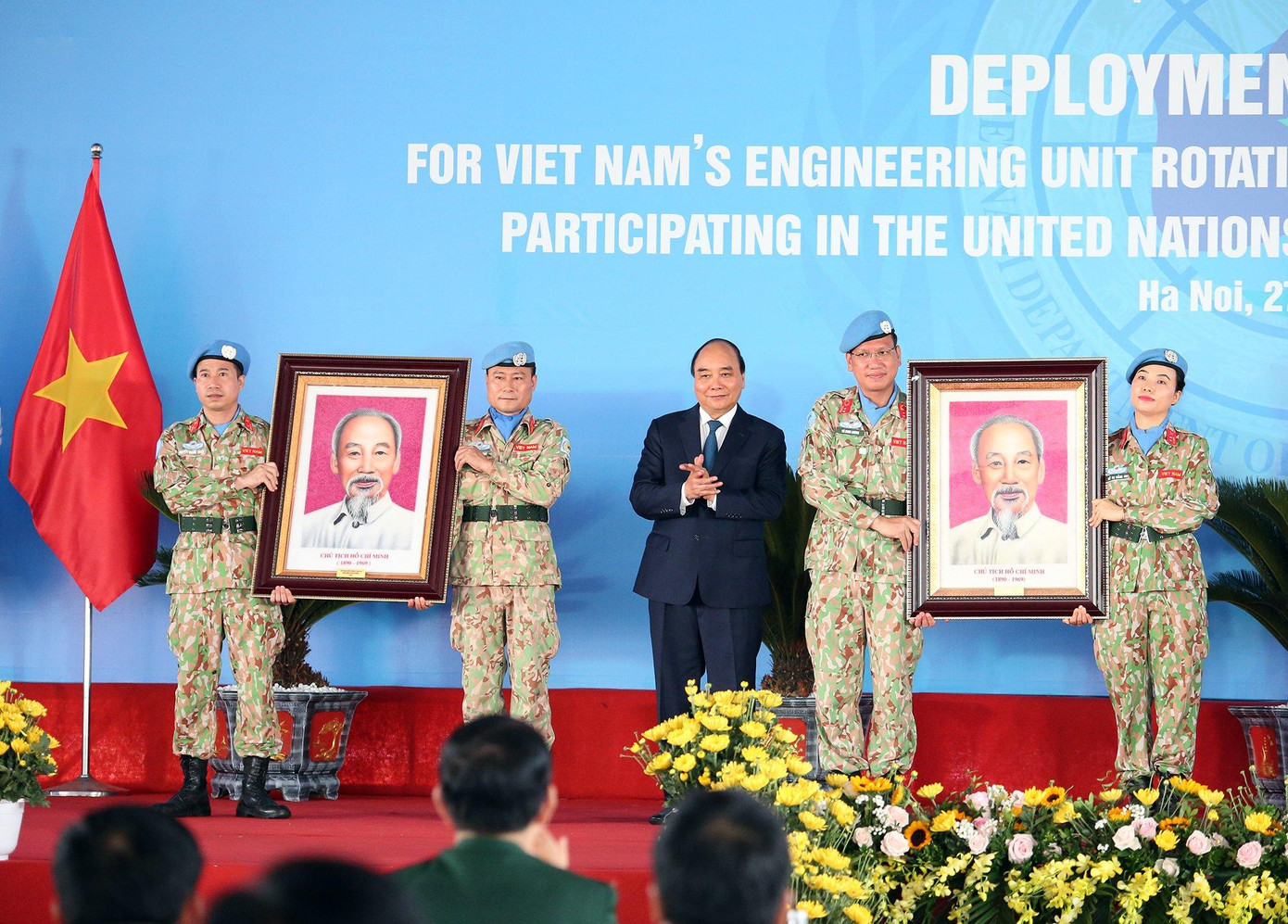 Chủ tịch nước Nguyễn Xuân Phúc trao tặng chân dung Chủ tịch Hồ Chí Minh cho 2 đơn vị Chủ tịch nước Nguyễn Xuân Phúc trao tặng chân dung Chủ tịch Hồ Chí Minh cho 2 đơn vị