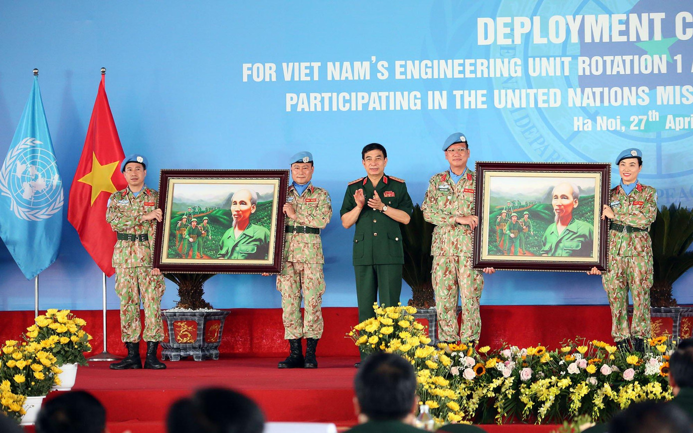 Đại tướng Phan Văn Giang trao tặng bức tranh “Bác đang cùng chúng cháu hành quân” cho 2 đơn vị Đại tướng Phan Văn Giang trao tặng bức tranh “Bác đang cùng chúng cháu hành quân” cho 2 đơn vị