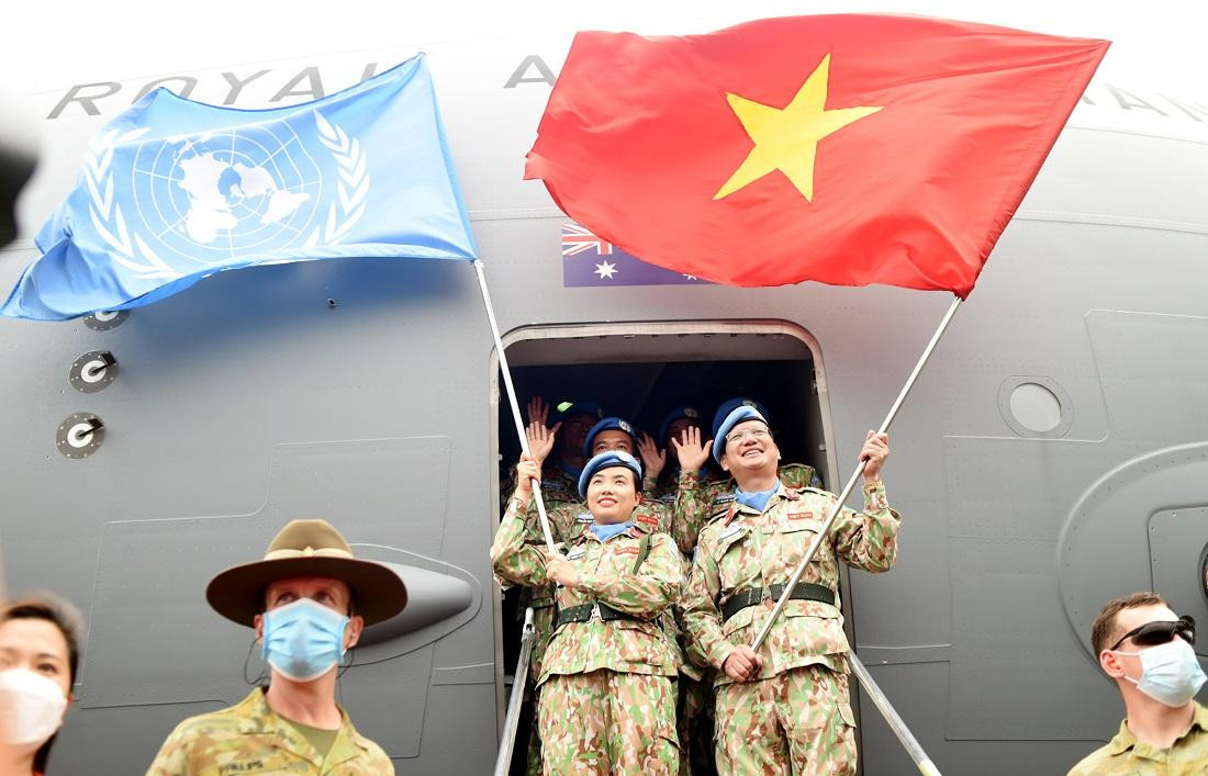 Cán bộ, nhân viên Bệnh viện dã chiến cấp 2 số 4 giương cao lá cờ Liên Hợp Quốc và Quốc kỳ tại cửa máy bay vận tải quân sự Cán bộ, nhân viên Bệnh viện dã chiến cấp 2 số 4 giương cao lá cờ Liên Hợp Quốc và Quốc kỳ tại cửa máy bay vận tải quân sự