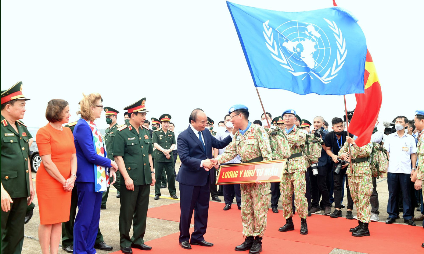 Chủ tịch nước Nguyễn Xuân Phúc, Đại tướng Phan Văn Giang và các đại biểu lãnh đạo, quan khách tạm biệt những “chiến binh” mũ nồi xanh Chủ tịch nước Nguyễn Xuân Phúc, Đại tướng Phan Văn Giang và các đại biểu lãnh đạo, quan khách tạm biệt những “chiến binh” mũ nồi xanh