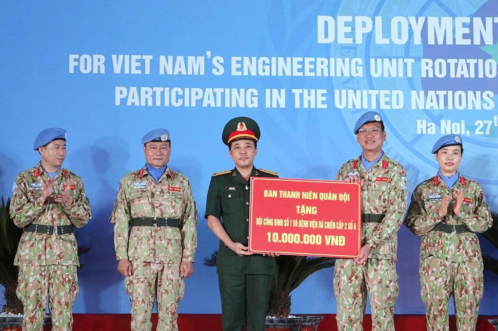 Tại lễ xuất quân, nhiều đơn vị trong Quân đội đã gửi tới Đội công binh số 1 và Bệnh viện dã chiến cấp 2 số 4 những tình cảm đồng đội sâu sắc Tại lễ xuất quân, nhiều đơn vị trong Quân đội đã gửi tới Đội công binh số 1 và Bệnh viện dã chiến cấp 2 số 4 những tình cảm đồng đội sâu sắc