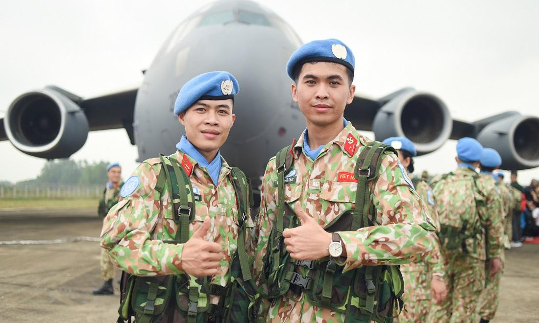 Tranh thủ lưu giữ hình ảnh kỷ niệm trước khi tạm biệt quê hương Tranh thủ lưu giữ hình ảnh kỷ niệm trước khi tạm biệt quê hương