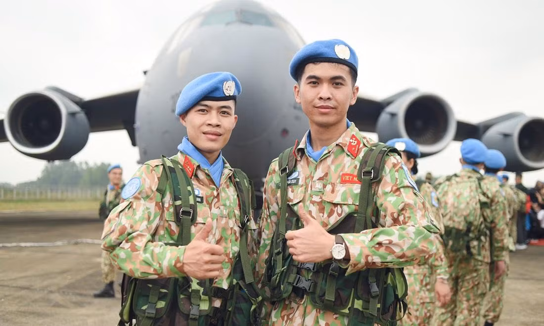 Tranh thủ lưu giữ hình ảnh kỷ niệm trước khi tạm biệt quê hương