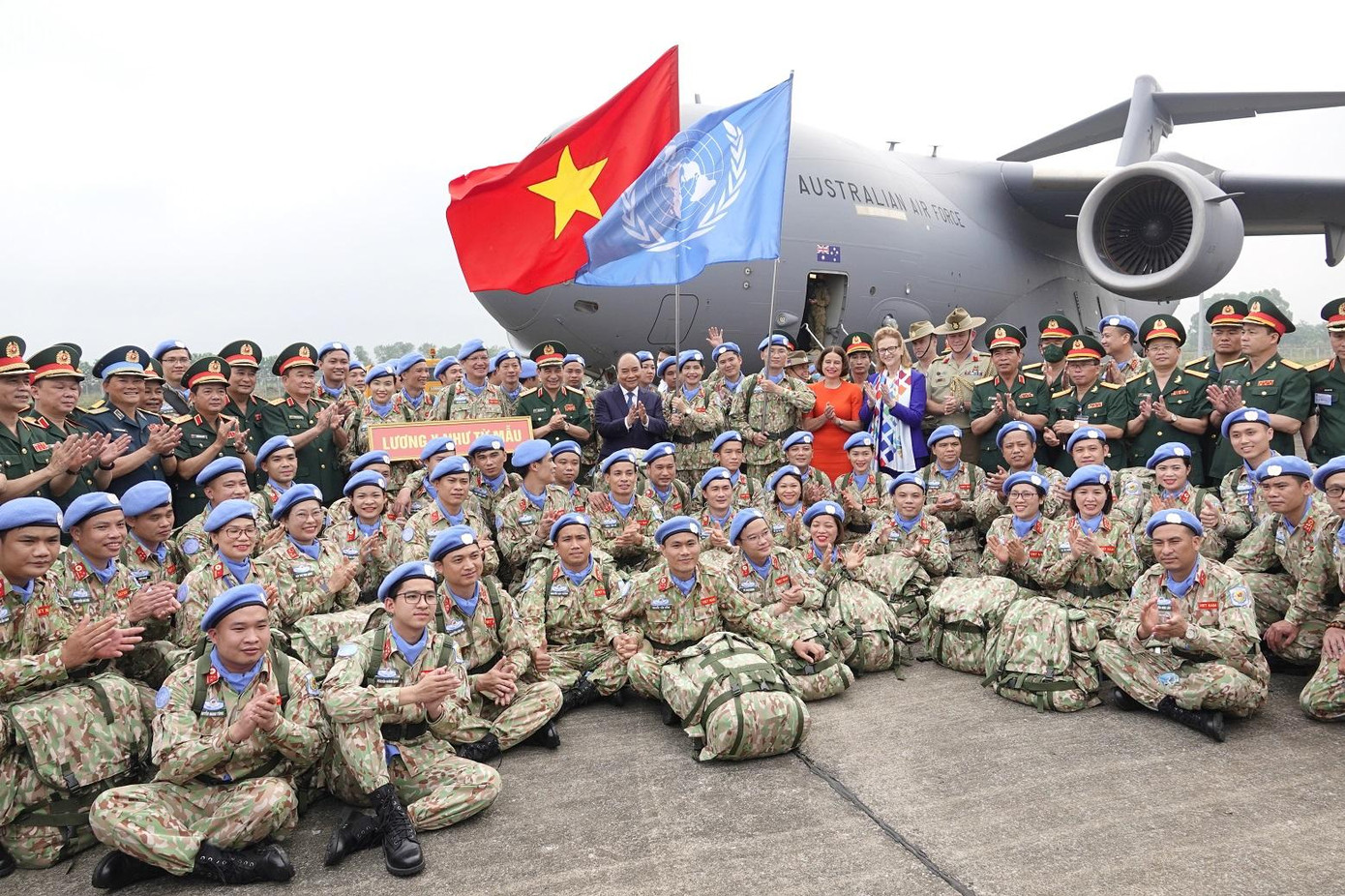 Chủ tịch nước Nguyễn Xuân Phúc, Đại tướng Phan Văn Giang và các đại biểu chụp ảnh cùng những “chiến binh” mũ nồi xanh của BVDC 2.4 Chủ tịch nước Nguyễn Xuân Phúc, Đại tướng Phan Văn Giang và các đại biểu chụp ảnh cùng những “chiến binh” mũ nồi xanh của BVDC 2.4