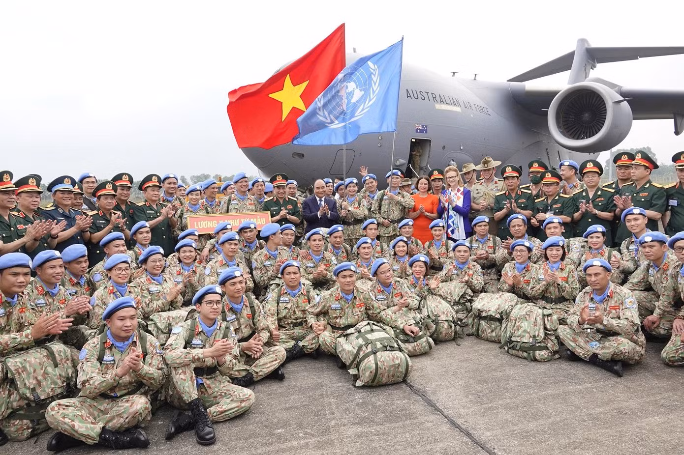 Chủ tịch nước Nguyễn Xuân Phúc, Đại tướng Phan Văn Giang và các đại biểu chụp ảnh cùng những “chiến binh” mũ nồi xanh của BVDC 2.4
