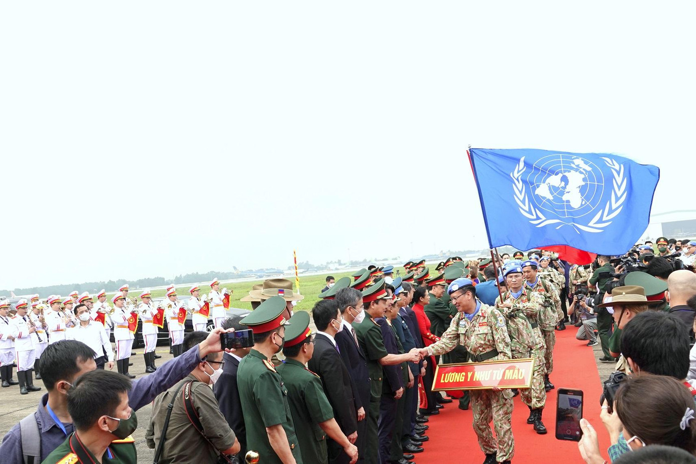 Tạm biệt đồng đội và người thân Tạm biệt đồng đội và người thân