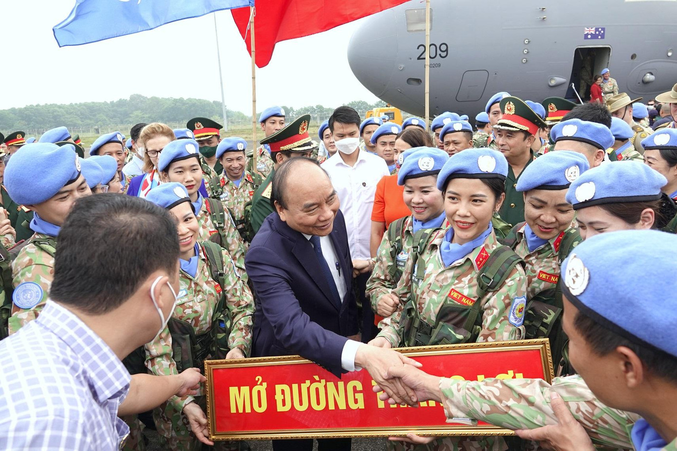 Chủ tịch nước Nguyễn Xuân Phúc động viên những người lính mũ nồi xanh Việt Nam trước giờ họ lên đường thực hiện sứ mệnh cao cả Chủ tịch nước Nguyễn Xuân Phúc động viên những người lính mũ nồi xanh Việt Nam trước giờ họ lên đường thực hiện sứ mệnh cao cả