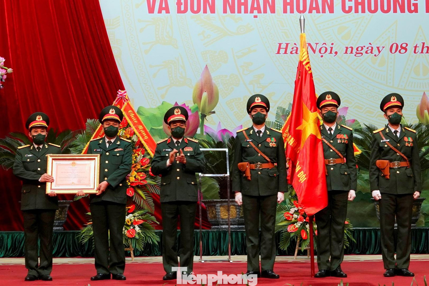 Thừa ủy quyền của Chủ tịch nước, Đại tướng Phan Văn Giang trao tặng Huân chương Bảo vệ Tổ quốc hạng Nhất cho Ban Thanh niên Quân đội, sáng 8/2. Ảnh: Nguyễn Minh