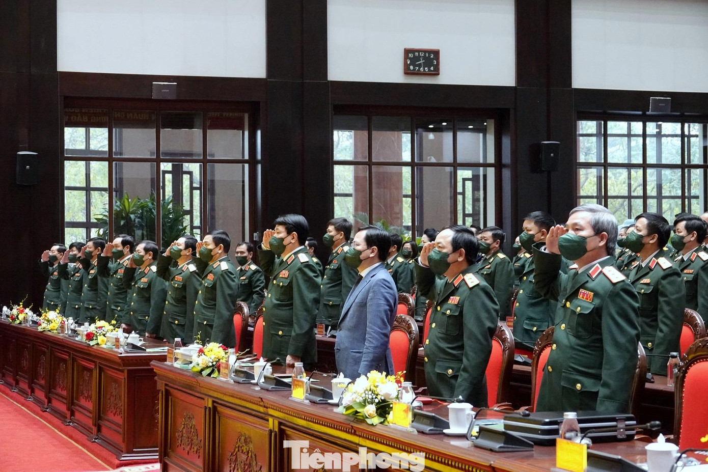 Các đại biểu dự lễ kỷ niệm làm lễ chào cờ. Ảnh: Nguyễn Minh