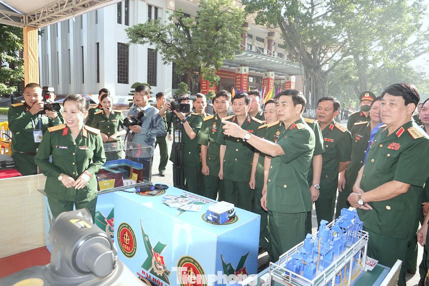 Tại khu trưng bày của tuổi trẻ Binh chủng Hóa học