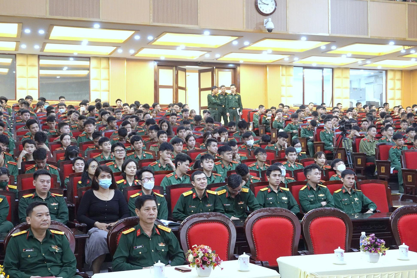 Gần 500 cán bộ, ĐVTN Học viện Quân y đã tham gia buổi nói chuyện chuyên đề, sáng 6/11