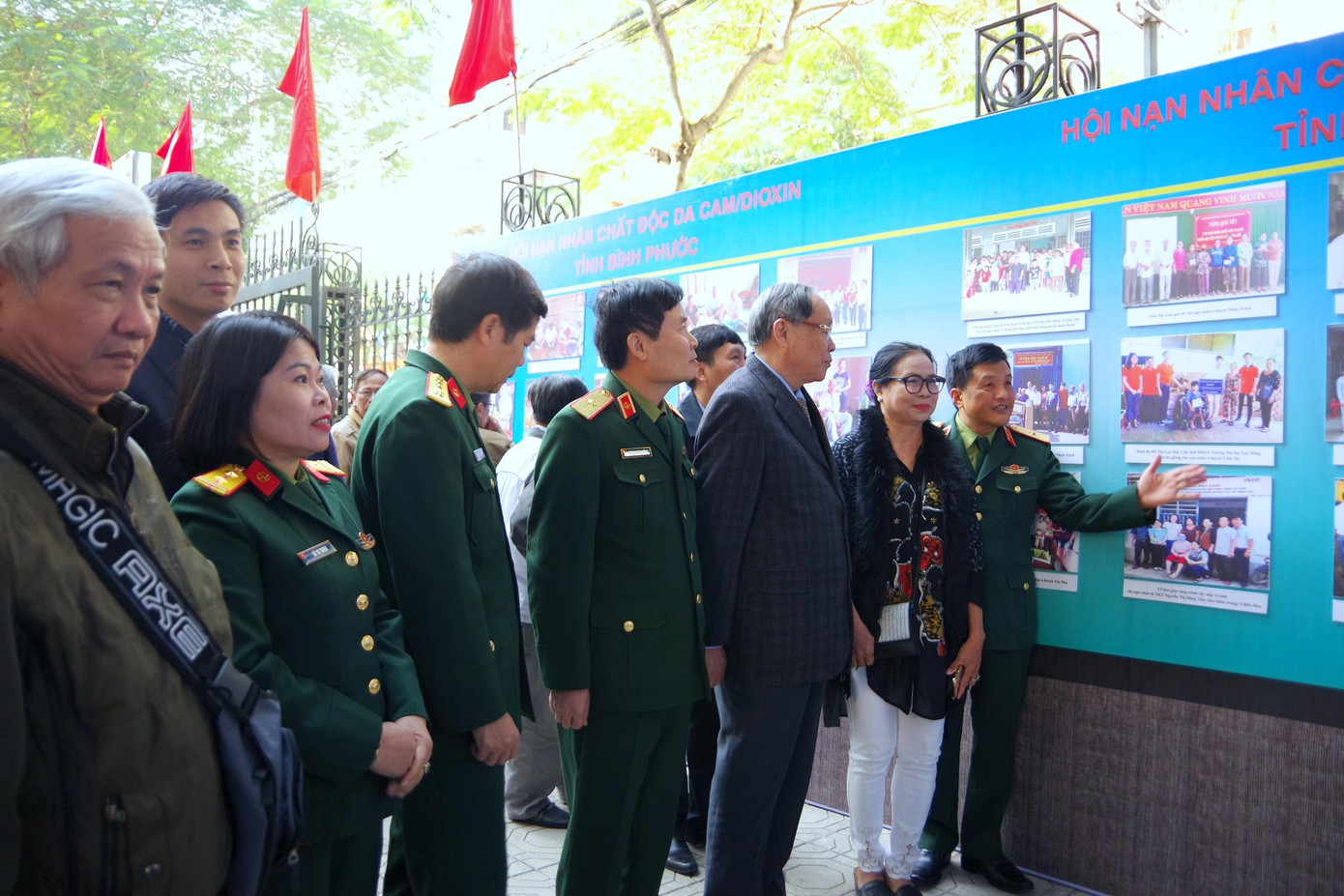 Các đại biểu tham quan triển lãm Các đại biểu tham quan triển lãm