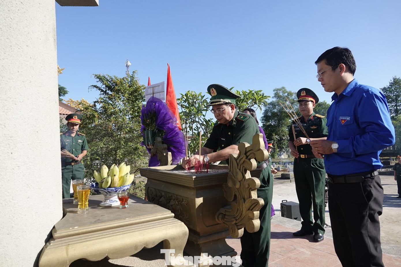 Đại biểu lãnh đạo các đơn vị dâng hương tưởng nhớ và tri ân các Anh hùng Liệt sĩ của xã Phong Mỹ