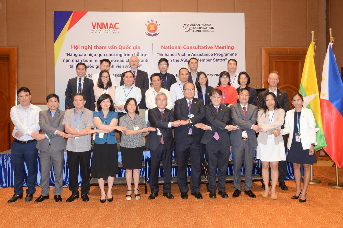 Các đại biểu tham dự hội nghị thể hiện sự đoàn kết, chung tay hỗ trợ nạn nhân bom mìn sau chiến tranh