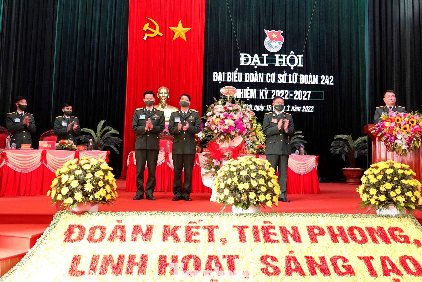 Lãnh đạo Lữ đoàn 242 tặng hoa chúc mừng đại hội Lãnh đạo Lữ đoàn 242 tặng hoa chúc mừng đại hội