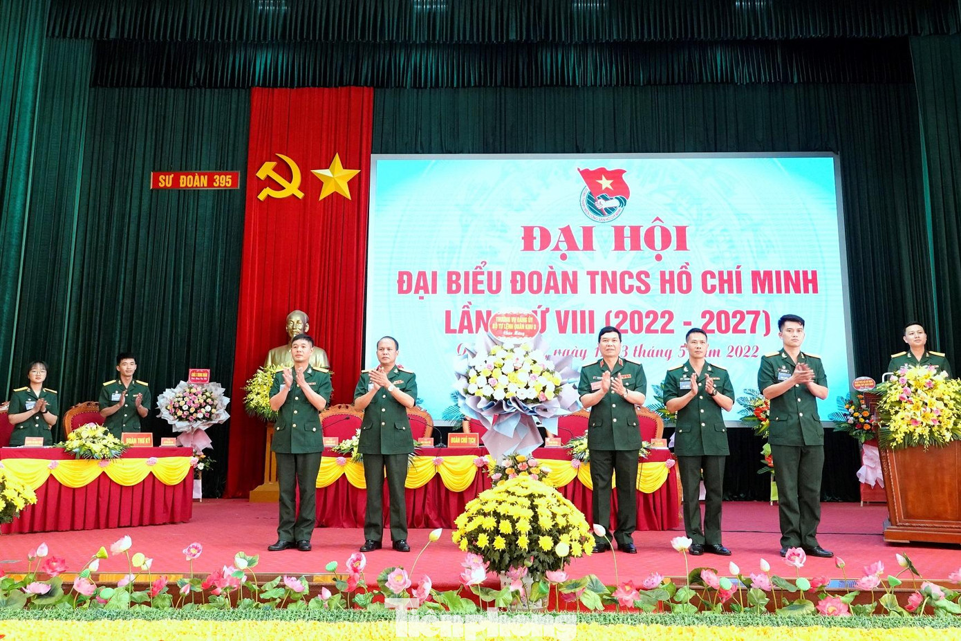 Lãnh đạo Quân khu 3 tặng hoa chúc mừng đại hội Lãnh đạo Quân khu 3 tặng hoa chúc mừng đại hội