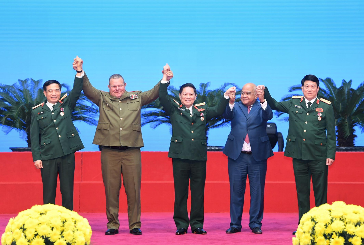 Đại sứ Cuba và Chủ nhiệm Chính trị các Lực lượng vũ trang Cách mạng Cuba trao Huân chương Playa Giron tặng Đại tướng Phan Văn Giang, Đại tướng Ngô Xuân Lịch và Đại tướng Lương Cường Đại sứ Cuba và Chủ nhiệm Chính trị các Lực lượng vũ trang Cách mạng Cuba trao Huân chương Playa Giron tặng Đại tướng Phan Văn Giang, Đại tướng Ngô Xuân Lịch và Đại tướng Lương Cường