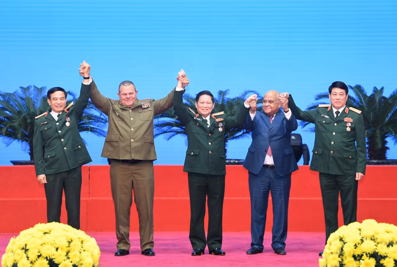 Đại sứ Cuba và Chủ nhiệm Chính trị các Lực lượng vũ trang Cách mạng Cuba trao Huân chương Playa Giron tặng Đại tướng Phan Văn Giang, Đại tướng Ngô Xuân Lịch và Đại tướng Lương Cường