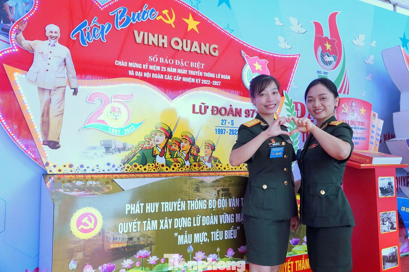 Hai nữ đại biểu Nguyễn Thủy Tiên (bên trái) và Vũ Thị Hồng Nhung bên số báo đặc biệt chào mừng Đại hội Đoàn các cấp