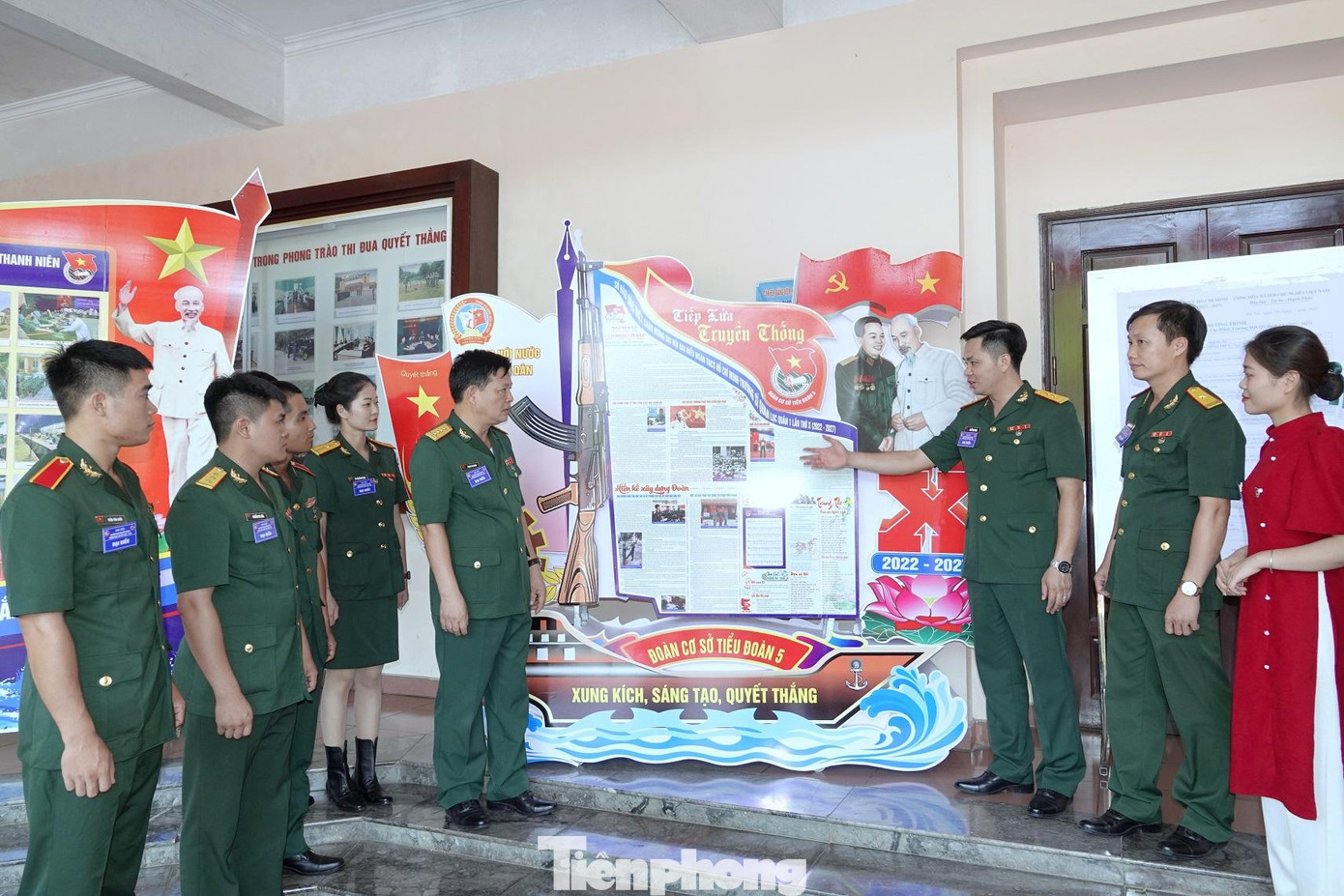 Trung tá Khuất Sơn Tùng - Trưởng ban Thanh niên Trường SQLQ 1 (thứ 3 từ phải sang) giới thiệu các sản phẩm báo tường đặc sắc của ĐVTN chào mừng ĐH