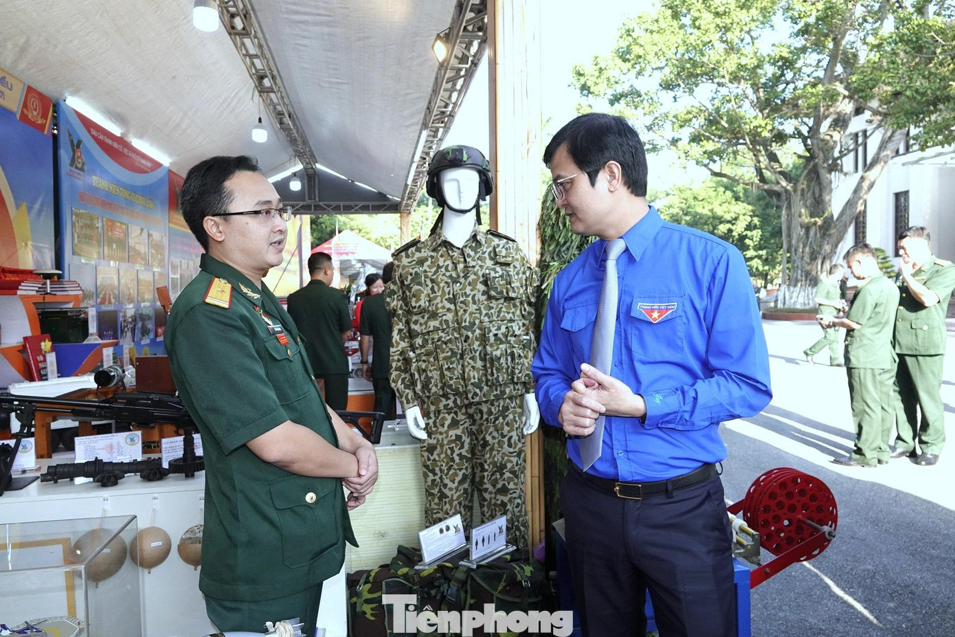 Bí thư thứ nhất Trung ương Đoàn Bùi Quang Huy trò chuyện với cán bộ Đoàn thuộc Tổng cục Công nghiệp Quốc phòng về dự Đại hội. Ảnh: Nguyễn Minh