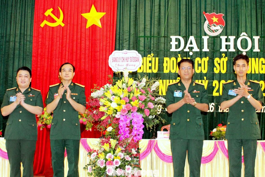 Đảng uỷ, chỉ huy Sư đoàn 3 tặng hoa chúc mừng đại hội