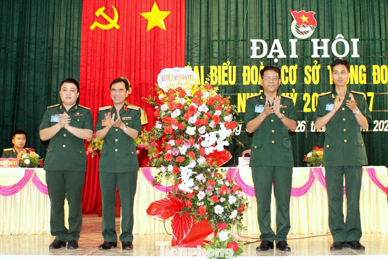 Thiếu tướng Nguyễn Đình Chiêu, Phó Chính ủy Quân khu 1 tặng hoa chúc mừng đại hội