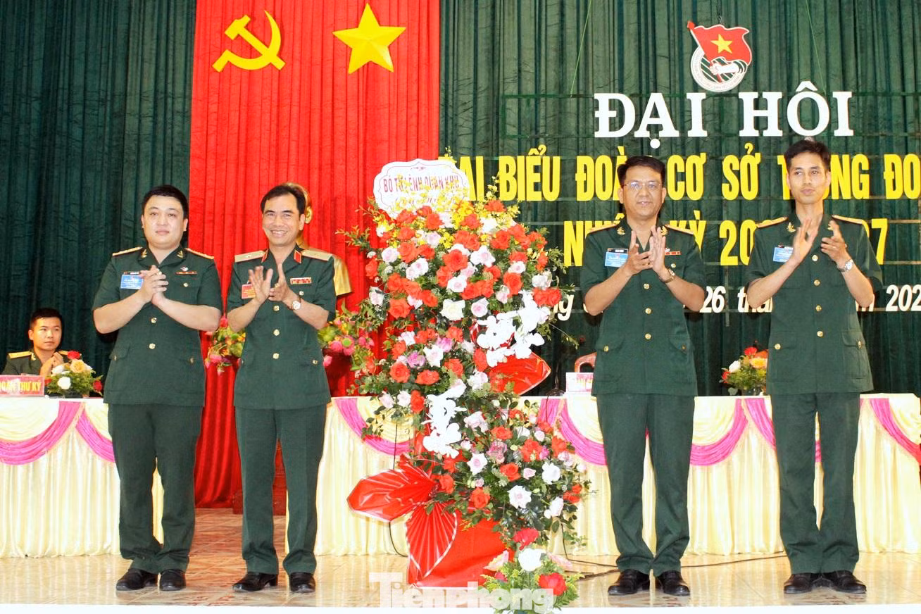 Thiếu tướng Nguyễn Đình Chiêu, Phó Chính ủy Quân khu 1 tặng hoa chúc mừng đại hội