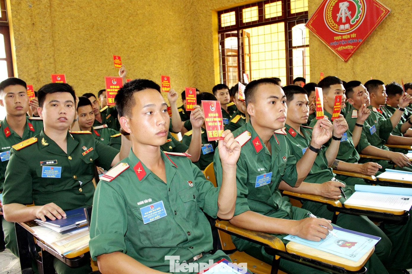 Các đại biểu tham gia biểu quyết tại đại hội