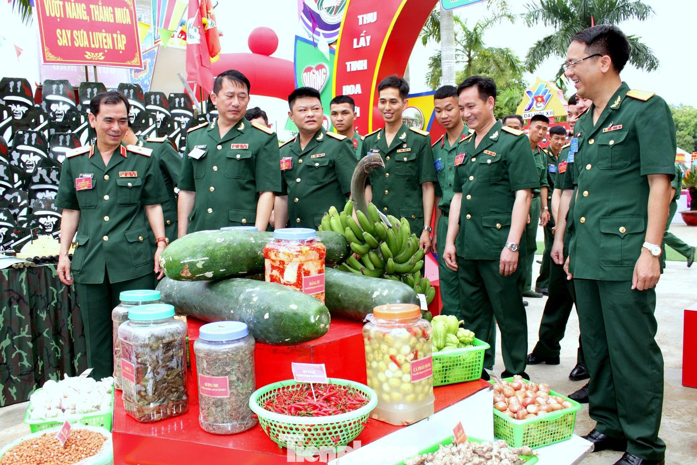 Tham quan gian trưng bày sản phẩm tăng gia của ĐVTN tại đại hội