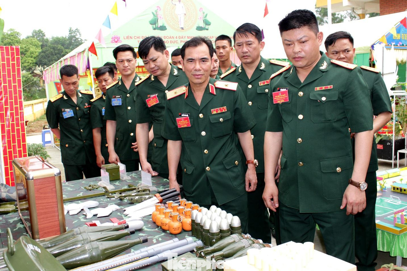 Các đại biểu tham quan gian trưng bày sáng kiến, cải tiến kỹ thuật của ĐVTN tại đại hội